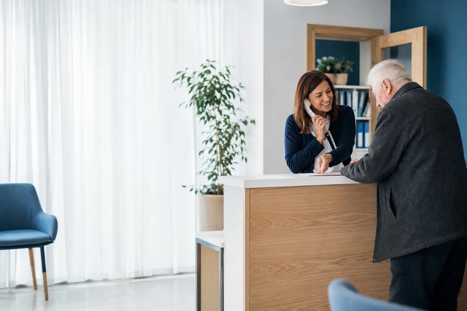 La reception accoglie una persona anziana